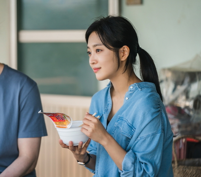 TVN Wednesday-Thursday evening drama The Tale of a Gumiho Lee Dong-wook and Jo Bo-ah unveiled the Cup Noodle Mukbang scene, which featured a holo-rock noodle and a smile.TVN Wednesday-Thursday evening drama The Tale of a Gumiho (directed by Kang Shin-hyo/The Hanwoori/Produced Studio Dragon, How Pictures), which was first broadcast on October 7, is a fantasy action romance drama by Gumiho who settled in the city and the producer who chases him.In the last episode, Yiyeon (Lee Dong-wook) was on his way to meet Lee Rang (Kim Bum), who predicted another ruse over the aum he was looking for for 600 years, while Nam Ji-ah was on a questionable island to cover an incident similar to the white-haired head his mother threw in a dream.After Yiyeon and Nam Jia met the spirit of Tangsan Tree, who were covering the island, the mystery was amplified by checking the Jangsan cave that appeared in the past photos of Namjias parents.Moreover, in the final ending scene, Why did you kill me? With a cool smile, the reversal of Namjia, who strangled Yiyeon, gave a tense tension.Lee Dong-wook and Jo Bo-ah are focusing their attention on the complex subtlety of the intersection of seriousness and absurdity.A scene where a man, Gumiho Yiyeon and Nam Jia, sit side by side in the yard of Seos daughter, Pyeonghee, who was found with a white head,With the backdrop of the delicate background of the densely stacked stone walls and the lush nature behind, Yiyeon and Nam Jias drama and pole conflicting Mukbang create cuteness.In particular, Yiyeon shows off his mouth full of horror with a somewhat dissatisfied expression, while Nam Ji-a eats ramen and listens calmly to the story and then smiles.Above all, Yiyeon, who continues a serious conversation with his melodramatic eyes, and Nam Jia, who stops chopsticks and makes a subtle airflow, are curious about what Yiyeons killing remarks will surprise Nam Jia.Lee Dong-wook, Jo Bo-ahs Complex Misery Cup Noodle Mukbang scene was filmed last May.Lee Dong-wook and Jo Bo-ah, who were excited about shooting in a beautiful scenery with a clear sky and clean air, appeared with a clear smile and led to a cheerful atmosphere.Jo Bo-ah played a Mukbang fairy-like masterpiece while eating Cup noodles, and Lee Dong-wook burned his passion and will for the scene by putting a boom microphone next to him to show Yiyeons solid face.