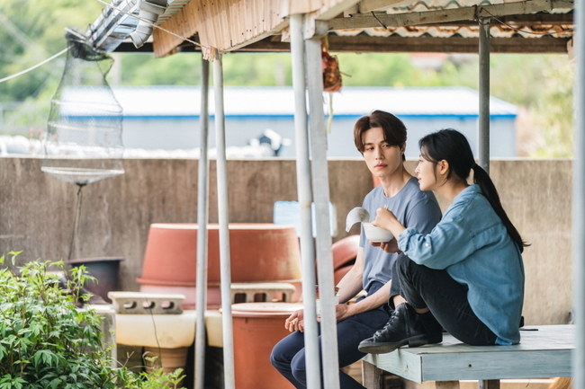 TVN Wednesday-Thursday evening drama The Tale of a Gumiho Lee Dong-wook and Jo Bo-ah unveiled the Cup Noodle Mukbang scene, which featured a holo-rock noodle and a smile.TVN Wednesday-Thursday evening drama The Tale of a Gumiho (directed by Kang Shin-hyo/The Hanwoori/Produced Studio Dragon, How Pictures), which was first broadcast on October 7, is a fantasy action romance drama by Gumiho who settled in the city and the producer who chases him.In the last episode, Yiyeon (Lee Dong-wook) was on his way to meet Lee Rang (Kim Bum), who predicted another ruse over the aum he was looking for for 600 years, while Nam Ji-ah was on a questionable island to cover an incident similar to the white-haired head his mother threw in a dream.After Yiyeon and Nam Jia met the spirit of Tangsan Tree, who were covering the island, the mystery was amplified by checking the Jangsan cave that appeared in the past photos of Namjias parents.Moreover, in the final ending scene, Why did you kill me? With a cool smile, the reversal of Namjia, who strangled Yiyeon, gave a tense tension.Lee Dong-wook and Jo Bo-ah are focusing their attention on the complex subtlety of the intersection of seriousness and absurdity.A scene where a man, Gumiho Yiyeon and Nam Jia, sit side by side in the yard of Seos daughter, Pyeonghee, who was found with a white head,With the backdrop of the delicate background of the densely stacked stone walls and the lush nature behind, Yiyeon and Nam Jias drama and pole conflicting Mukbang create cuteness.In particular, Yiyeon shows off his mouth full of horror with a somewhat dissatisfied expression, while Nam Ji-a eats ramen and listens calmly to the story and then smiles.Above all, Yiyeon, who continues a serious conversation with his melodramatic eyes, and Nam Jia, who stops chopsticks and makes a subtle airflow, are curious about what Yiyeons killing remarks will surprise Nam Jia.Lee Dong-wook, Jo Bo-ahs Complex Misery Cup Noodle Mukbang scene was filmed last May.Lee Dong-wook and Jo Bo-ah, who were excited about shooting in a beautiful scenery with a clear sky and clean air, appeared with a clear smile and led to a cheerful atmosphere.Jo Bo-ah played a Mukbang fairy-like masterpiece while eating Cup noodles, and Lee Dong-wook burned his passion and will for the scene by putting a boom microphone next to him to show Yiyeons solid face.