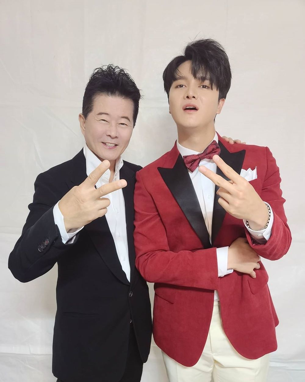 Musical actor and singer newcomer released a photo taken with Tae Jin-ah.On October 12, Shin In-sun said to his instagram, #Tae Jin-ah # I love you # Shin In-sun #Tae Jin-ah Rainbow 7 and was praised by Tae Jin-ah. Haha Yellow Love is great Mr. Trot Bumblebee Whiting! Thank you very much. Singer #musical actor #Mr.Trot #Tomorrow is Mr. Trot #Mr. Trot Awards #2020Mr.Trot Awards # Jinjinja # Love is anyone # Partner # Ok Kyung # Sorry # Too many 20201001 # Fresh # Samo Song and posted a picture with the article.In the open photo, the rookie poses with a hand heart with Tae Jin-ah, especially the two affectionate figures, which have been warm.On the other hand, Shin In-sun appeared on KBS1s Morning Yard and made headlines by mentioning his fathers story. Shin In-suns father is a former lawmaker and lawyer, Shin Ki-nam.Yeji Lee