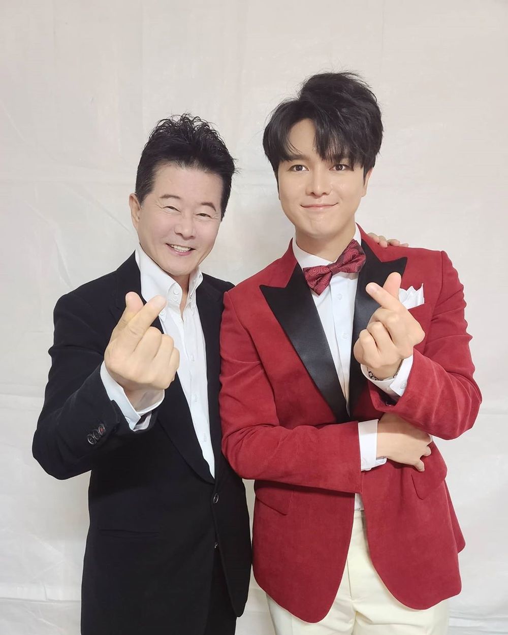 Musical actor and singer newcomer released a photo taken with Tae Jin-ah.On October 12, Shin In-sun said to his instagram, #Tae Jin-ah # I love you # Shin In-sun #Tae Jin-ah Rainbow 7 and was praised by Tae Jin-ah. Haha Yellow Love is great Mr. Trot Bumblebee Whiting! Thank you very much. Singer #musical actor #Mr.Trot #Tomorrow is Mr. Trot #Mr. Trot Awards #2020Mr.Trot Awards # Jinjinja # Love is anyone # Partner # Ok Kyung # Sorry # Too many 20201001 # Fresh # Samo Song and posted a picture with the article.In the open photo, the rookie poses with a hand heart with Tae Jin-ah, especially the two affectionate figures, which have been warm.On the other hand, Shin In-sun appeared on KBS1s Morning Yard and made headlines by mentioning his fathers story. Shin In-suns father is a former lawmaker and lawyer, Shin Ki-nam.Yeji Lee
