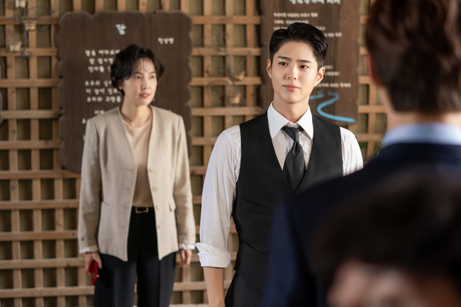 Park Bo-gums hot streak is expected to continue.TVNs monthly drama Record of Youth (director Ahn Gil-ho/playplayplayplay by Ha Myung-hee) unveiled the scene of the tenth day of Sa Hye-joon (Park Bo-gum), who is solid even in Danger, on October 13.An Jeong-ha (Park So-dam), who shares a heart-to-heart eye contact with people at the filming site of the drama The First Human, and Won Hae-hyo (Byeon Woo-suk), who is busy, are also caught together, raising curiosity.Here, Lee Sung-kyung, who is a colleague of Sa Hye-joons model and a special appearance as the heroine of the new work, Jin Seo-woo, is added to raise expectations.In the meantime, Sa Hye-joon, who appeared in a new work without shaking even in Danger, was caught.Sa Hye-joon, who emits the perfect aura of Actor from head to toe, catches the eye.Sa Hye-joons melodrama, which is exchanging sweet eyes with Park So-dam, avoids the eyes of the field staff, causes Simkung. Won Hae-hyo, who has been featured together, also attracts attention.Won Hae-hyo, who makes the filming scene a runway with a superior suit fit, is also drawing attention to his progress, which is suffering from severe growth.The serious face of manager Lee Min-jae (Shin Dong-mi), who summoned Ahn Jung-ha in the following photos, is also exciting.Lee Min-jae, who watched Sa Hye-joon and An Jeong-has smack love affair, is curious about why he came to his own party and what he would have said to An Jeong-ha.It is interesting to see Danger, who is a close friend and heroine of the first human being, Jin Seo-woo (Lee Sung-kyung), since she was a model with Sa Hye-joon.Lee Sung-kyung, who is a special actress, is already stimulating the expectation of what kind of performance he will perform.On the other hand, in the 12th episode broadcast on October 13, Sa Hye-joon, who is another Danger, is depicted. A dangerous signal will be detected in the romance between Sa Hye-joon and Ahn Jung-ha, who have pledged solid love.