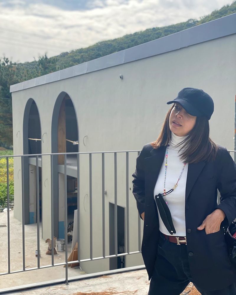 Actor Hwang Shin-hye showed off her elegant beauty.Hwang Shin-hye posted a picture on his personal Instagram on October 13 with an article entitled I am so looking forward to it ... cool and cool.In the photo, Hwang Shin-hye boasts a chic charm with a black jacket and Hat, with a small face size and a clear eyebrow that seems to be covered by Hat.Meanwhile, Hwang Shin-hye is appearing on KBS 2TV Oh Samgwang Villa.park jung-min