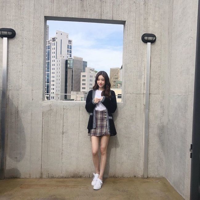 WJSN LUDA wears neat Preppy Outlook Sweet Explosion Girl group WJSN member LUDA announced the current situation.LUDA posted two photos on October 13 with an article entitled Star Road on his instagram.In the open photo, she is posing in a space that looks like a rooftop. She is wearing a neat Preppy Outlook and boasts a youthful charm.LUDA formed the unit WJSN Little Little with WJSN members Da-young, Su-bin and Summer; and is active as its debut song (Hmph!) released on the 7th.ideal land