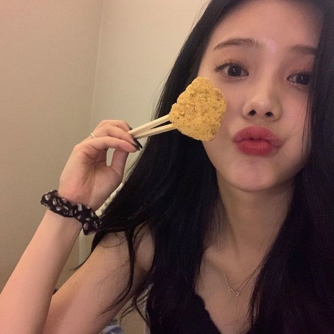 Girl group DIA member Kwon Chae-won announced the current situation.Kwon Chae-won wrote on his instagram on October 13, Did everyone eat?It is a picture taken in the past, but suddenly Chicken is so happy that everyone has a good Haru In the photo she was picking up Chicken with chopsticks. She caught her eye with a look that stretched her lips.DIA, which Kwon Chae-won belongs to, acted as Ill wrap it.ideal land