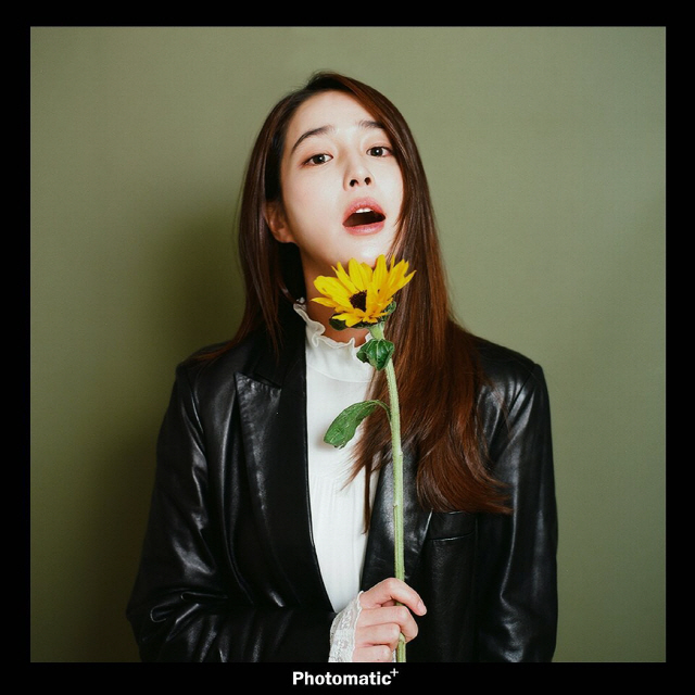 Actor Lee Min-jung showed off her beautiful beautiful looks over flowersLee Min-jung posted several self-portraits on his Instagram on the 14th.Lee Min-jung in the photo has a variety of poses and facial expressions with a sunflower.He showed a neat charm, and he looked like a naughty man with a playful look.Lee Min-jung, 39 this year, captivates and admires with beautiful beautiful looks that shine without decorating them.Meanwhile, Lee Min-jung married Lee Byung-hun in 2013 and has a son, Junhu, in his family.