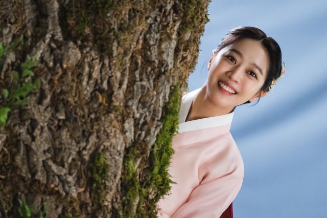 In the TVN tree drama The Tale of a Gumiho, the fearless ghost story, Jo Bo-ah, possessed the house theater with various charms, regardless of various ages, from the previous life of the Joseon Dynasty to the Dead Again Characters.Jo Bo-ah in the open photo is making a shy smile with the appearance of Jias former character,The Tale of a Gumiho, a drama broadcast on the 8th (Thursday), made viewers look forward to the past scenes of Jia in the visuals of a fine figure in hanbok, which made them more excited by the two umbrella scenes.The photo released together was a shooting scene of a character with a face like Jia who repeated several Dead Again. It was a short scene that completely digested the modern girl of the Kyungsung era and crossed the memory of Lee Yeon (Lee Dong-wook), but it showed the femme fatal charm with a fatal smile.Jo Bo-ah, who is showing off his charm of pale color by digesting various characters with visual restaurants regardless of age, is digesting the ghost story program Jia, which is not only between visuals but also between Gumi and the monsters, with stable acting power.On the other hand, tvN The Tale of a Gumiho is available every Wednesday and Thursday at 10:30 pm. Photos are provided = tvNbong-gyu bak