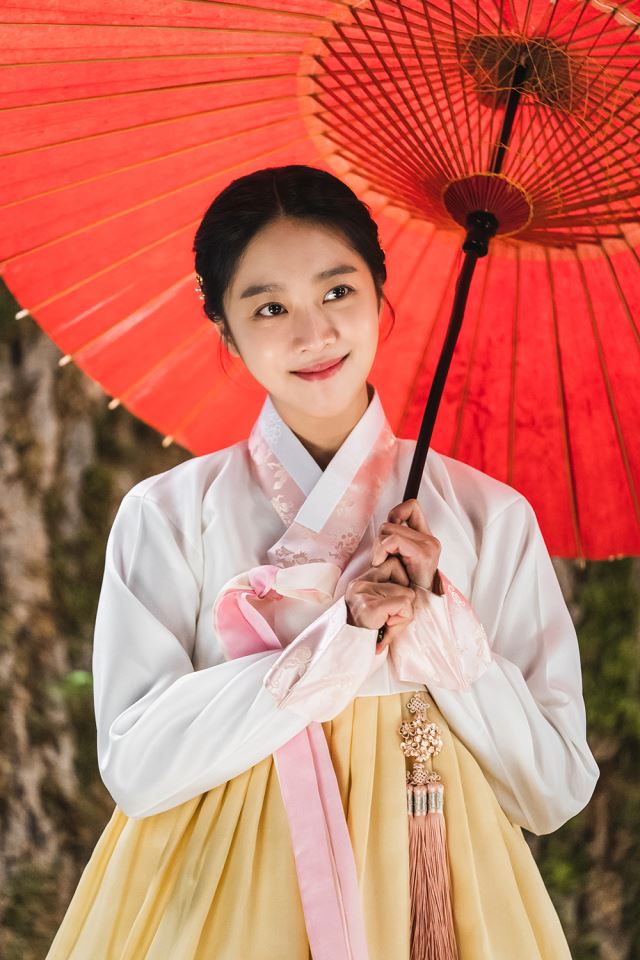In the TVN tree drama The Tale of a Gumiho, the fearless ghost story, Jo Bo-ah, possessed the house theater with various charms, regardless of various ages, from the previous life of the Joseon Dynasty to the Dead Again Characters.Jo Bo-ah in the open photo is making a shy smile with the appearance of Jias former character,The Tale of a Gumiho, a drama broadcast on the 8th (Thursday), made viewers look forward to the past scenes of Jia in the visuals of a fine figure in hanbok, which made them more excited by the two umbrella scenes.The photo released together was a shooting scene of a character with a face like Jia who repeated several Dead Again. It was a short scene that completely digested the modern girl of the Kyungsung era and crossed the memory of Lee Yeon (Lee Dong-wook), but it showed the femme fatal charm with a fatal smile.Jo Bo-ah, who is showing off his charm of pale color by digesting various characters with visual restaurants regardless of age, is digesting the ghost story program Jia, which is not only between visuals but also between Gumi and the monsters, with stable acting power.On the other hand, tvN The Tale of a Gumiho is available every Wednesday and Thursday at 10:30 pm. Photos are provided = tvNbong-gyu bak