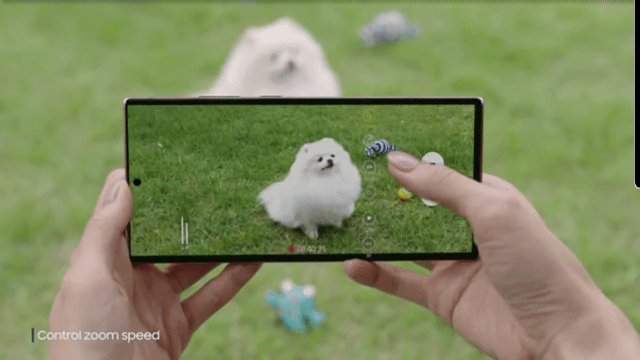 갤럭시노트20 울트라로 동영상 촬영을 하며 줌 속도를 조절하는 모습 [삼성전자 뉴스룸 출처]