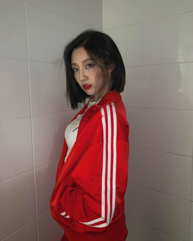 Group Lovelyz member Jung Yein showed off her girl crush with Tracksuit.Jung Yein posted four photos on his instagram on October 14 with the phrase shit foam.In the photo, Jung Yein poses in a tracksuit with Horny Family, who also thrilled fans with his knife-footed look.han jung-won