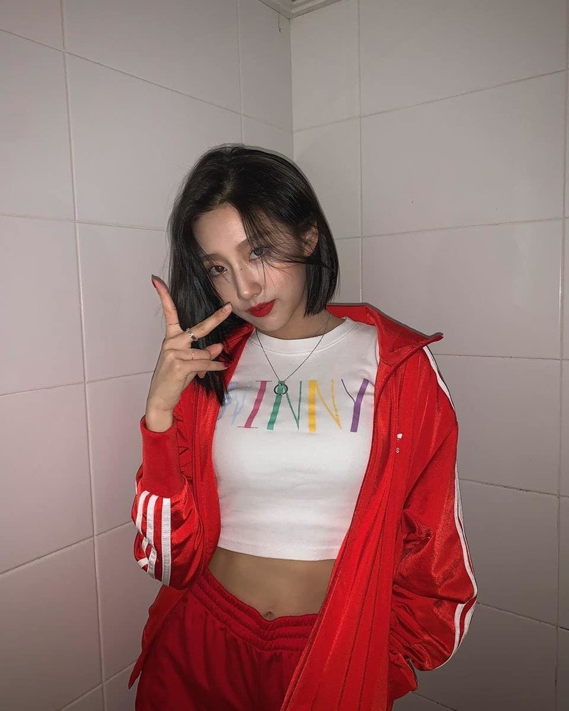 Group Lovelyz member Jung Yein showed off her girl crush with Tracksuit.Jung Yein posted four photos on his instagram on October 14 with the phrase shit foam.In the photo, Jung Yein poses in a tracksuit with Horny Family, who also thrilled fans with his knife-footed look.han jung-won