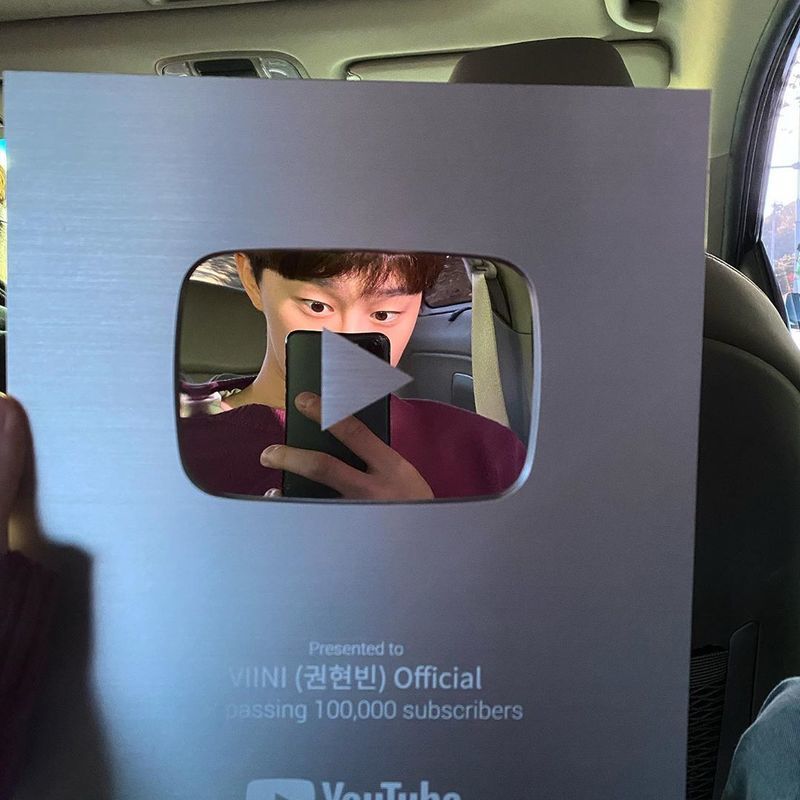Singer and Actor Kwon Hyun Bin has surpassed 100,000 YouTuber subscribers.Kwon Hyun Bin wrote on his Instagram account on October 14, Nobody knew it, but it was YouTuber. Thank you.In the photo, Kwon Hyun Bin is shooting a silver button to YouTuber, which has exceeded 100,000 YouTube subscribers.The Silver Button reads the phrase Kwon Hyun Bin (VIINI) Official.
