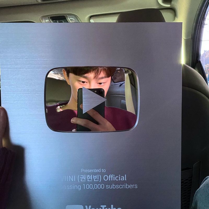 Singer and Actor Kwon Hyun Bin has surpassed 100,000 YouTuber subscribers.Kwon Hyun Bin wrote on his Instagram account on October 14, Nobody knew it, but it was YouTuber. Thank you.In the photo, Kwon Hyun Bin is shooting a silver button to YouTuber, which has exceeded 100,000 YouTube subscribers.The Silver Button reads the phrase Kwon Hyun Bin (VIINI) Official.