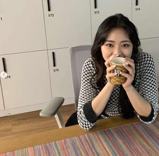 ITZY (Not) Yuna, coffee with JYP full of Love affair namdala Yuna, a member of the girl group ITZY (Not), shared the recent experience of relaxing in the JYP building.On The 14th, yunas photos were posted on the official ITZY (Not) social media, along with the words Believe and quickly with fan love.In the photos released, Yuna poses in a variety of poses with prettiest visuals. Yunas love of JYP attracts attention, especially when a cup of coffee is held with the JYP logo on it.On the other hand, Yunas ITZY (Not) showed off the majesty of the Oversawall girl group in September, achieving 4 consecutive 100 million views with the music video Not Shy (Nat Shai).As a result, ITZY has four billion views, including Daladala and ICY (ICY) and WANNABE, followed by Not Shy. Captured Not SNS