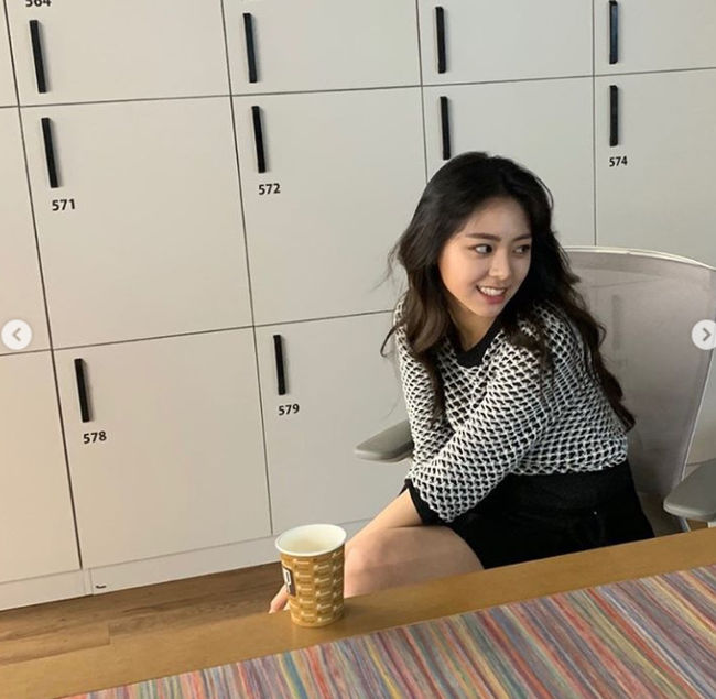 ITZY (Not) Yuna, coffee with JYP full of Love affair namdala Yuna, a member of the girl group ITZY (Not), shared the recent experience of relaxing in the JYP building.On The 14th, yunas photos were posted on the official ITZY (Not) social media, along with the words Believe and quickly with fan love.In the photos released, Yuna poses in a variety of poses with prettiest visuals. Yunas love of JYP attracts attention, especially when a cup of coffee is held with the JYP logo on it.On the other hand, Yunas ITZY (Not) showed off the majesty of the Oversawall girl group in September, achieving 4 consecutive 100 million views with the music video Not Shy (Nat Shai).As a result, ITZY has four billion views, including Daladala and ICY (ICY) and WANNABE, followed by Not Shy. Captured Not SNS