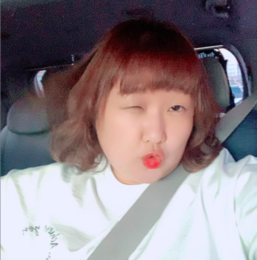 Gagwoman Lee Su-ji has revealed her latest newlyweds frying.Lee Su-ji posted a handwritten letter written by Husband on her Instagram account on Friday.In a hand letter, Lee Su-jis Husband said: Honey, my honeys hair is so pretty.Ive missed something important because of my stupid thoughts, looking for directions, checking the temperature for my daughter, and what kind of book she wanted to see.Ill get myself into trouble even if you forgive me. I love you. He also painted Lee Su-jis new hairstyle cutely.Lee Su-ji then said: When your wife changes her head, you have to know right away: Letter of apology, not Husband handwritten.At first glance, Song Hye-kyo, Park Bo-young, Han Ji-min, Shin Min-ah, I should write Letter of apology ... Lee Su-ji, who is in the photo released together, is wearing a new firm hair and winking.Lee Su-ji held a marriage ceremony in December 2018 after a year of dating with a prospective groom, a three-year-old non-entertainer.Lee Su-ji Instagram