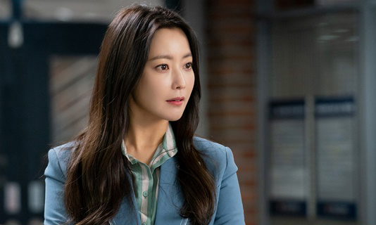 In SBSs drama Alice (playplayplay by Kim Gyu-won, Kang Cheol-gyu, Kim Ga-young/directed by Baek Soo-chan/production studio S), Kim Hee-sun is a junior to the Center of Time Park Sun-young and genius physicist Yoon Tae-yi, who is in his 20s, 30s and 40s of two characters, It shows a wide range of Acting spectrum that is colorless even in the reverse.First, Kim Hee-sun captured viewers by taking each character in three dimensions according to time and space.Kim Hee-sun, who has been in the past to find the early prophecy, exploded the mysterious and secret atmosphere of the Future scientist who built the system.Kim Hee-sun, who has been divided into Park Sun-young in his 40s since then, has been a mother who has raised her son alone for many years with the secret of Journey to the Center of Time.Furthermore, when physicist Yoon Tae-yi was attracted to viewers with his dignified and rigid appearance.Each character built up by Kim Hee-sun has since made it possible to make Journey to the Center of Time in Alice.In particular, Kim Hee-sun, who left Journey to the Center of Time for the first time in the past, recognized that a huge incident occurred to Yoon Tae-yi with his shaking pupils and anxious eyes, and furthermore, after hearing the news of Park Jin-gums death, he burst into tears of viewers.Also, at the moment when Park Jin-gum left Journey to the Center of Time, Kim Hee-suns eyes met him to notice whether it is now or past.Above all, Yoon Tae-yi and Park Sun-young faced each other in the last 12 endings and overturned A house theater.Despite the same face, the eyes, the tone and the atmosphere were completely different, and in fact, two completely different characters were mistaken for facing each other, giving them extreme immersion.It was a short scene, but it was the moment when Kim Hee-suns acting interior shined properly and raised questions about future development.As such, Kim Hee-sun completely separated each character with excellent and delicate acting ability, not only Journey to the Center of Time, but also the recall gods appearing in the middle of the play, and dramatic moments between various time and space.Meanwhile, SBS Alice, which is waiting for Kim Hee-sun to be attracted to viewers in any space-time area, can be seen every Friday and Saturday at 10 p.m. Photos provided = SBSbong-gyu bak