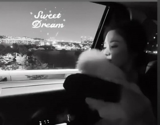 Actor Song Hye-kyo has announced a welcome recent situation.Song Hye-kyo posted a picture on his Instagram story on the morning of the 15th without any writing.The black-and-white filtered photos show Song Hye-kyo enjoying Drive with Pet. The alluring atmosphere is impressive. The post is now deleted.Meanwhile, Song Hye-kyo appeared on the cable channel tvN drama Boyfriend last year.