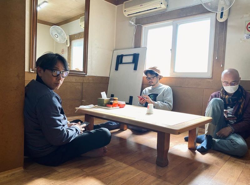 Singer Yoon Jong Shin has released the ideal.On October 15, Yoon Jong Shin posted three photos on his instagram with an article entitled Waiting for Jjampong: The Stranger Project Shinchirim.In the open photo, Yoon Jong Shin is waiting to eat Jo Jung-chi, Harim and Jjampong. The relaxed atmosphere of the three people catches the eye.The netizens who watched the photo responded Happy Birthday and I am looking forward to it.Meanwhile, Yoon Jong Shin has been conducting The Stranger Project overseas since last year.Yoon Jong Shin, who returned home in July due to his mothers health deterioration, recently resumed the The Stranger Project in Korea.Park Eun-hae