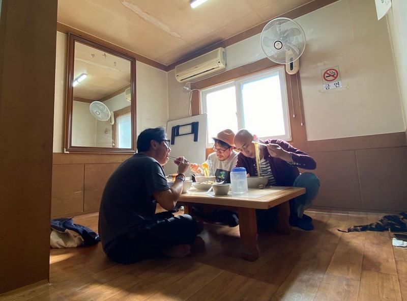 Singer Yoon Jong Shin has released the ideal.On October 15, Yoon Jong Shin posted three photos on his instagram with an article entitled Waiting for Jjampong: The Stranger Project Shinchirim.In the open photo, Yoon Jong Shin is waiting to eat Jo Jung-chi, Harim and Jjampong. The relaxed atmosphere of the three people catches the eye.The netizens who watched the photo responded Happy Birthday and I am looking forward to it.Meanwhile, Yoon Jong Shin has been conducting The Stranger Project overseas since last year.Yoon Jong Shin, who returned home in July due to his mothers health deterioration, recently resumed the The Stranger Project in Korea.Park Eun-hae