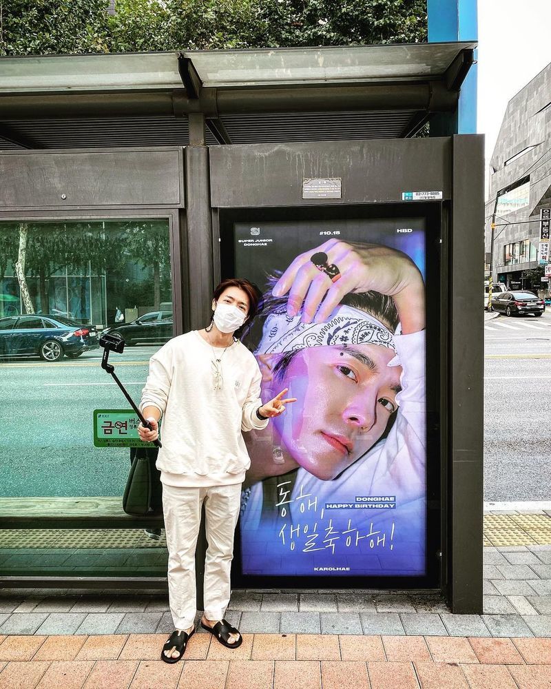Group Super Junior member Dong-Hae thanked fans for their birthday display board presents.On October 15, Dong-Hae posted a picture on his instagram with an article entitled Super Junior Official Fandom Advertisement (ELF) - Sorry I Cant Find It All.Inside the photo was a picture of Dong-Hae standing in front of the birthday display board; Dong-Hae is taking a V-pose towards the camera.Dong-Haes handsome visuals catch the eye.
