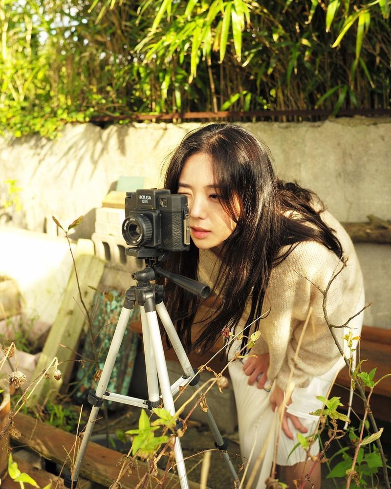 Actor Chae Soo-bin has revealed his current status through SNS.Chae Soo-bin uploaded several photos on his SNS on October 15.In the photo, Chae Soo-bin showed off her innocence in white, and Chae Soo-bin was seen looking at the camera on the tripod.On the other hand, Chae Soo Bin appeared in the TVN drama Ban-Yi-Ban which last April.jang hee-soo