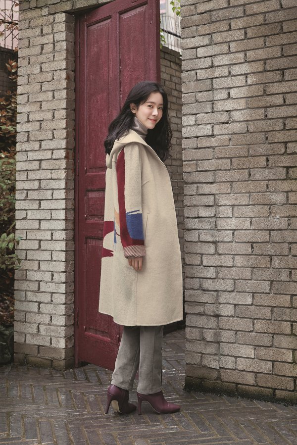 Actor Han Ji-min has released a winter pictorial.This photo concept, which was conducted with indoor studios in a retro atmosphere and outdoor Camille Monet and a Child in the Artists Ga, is This is the moment (now, this moment).Han Ji-min expressed the image of a woman looking for happiness in the present, and led the high perfection of the picture with a variety of atmosphere and poses from casual to classical mood.