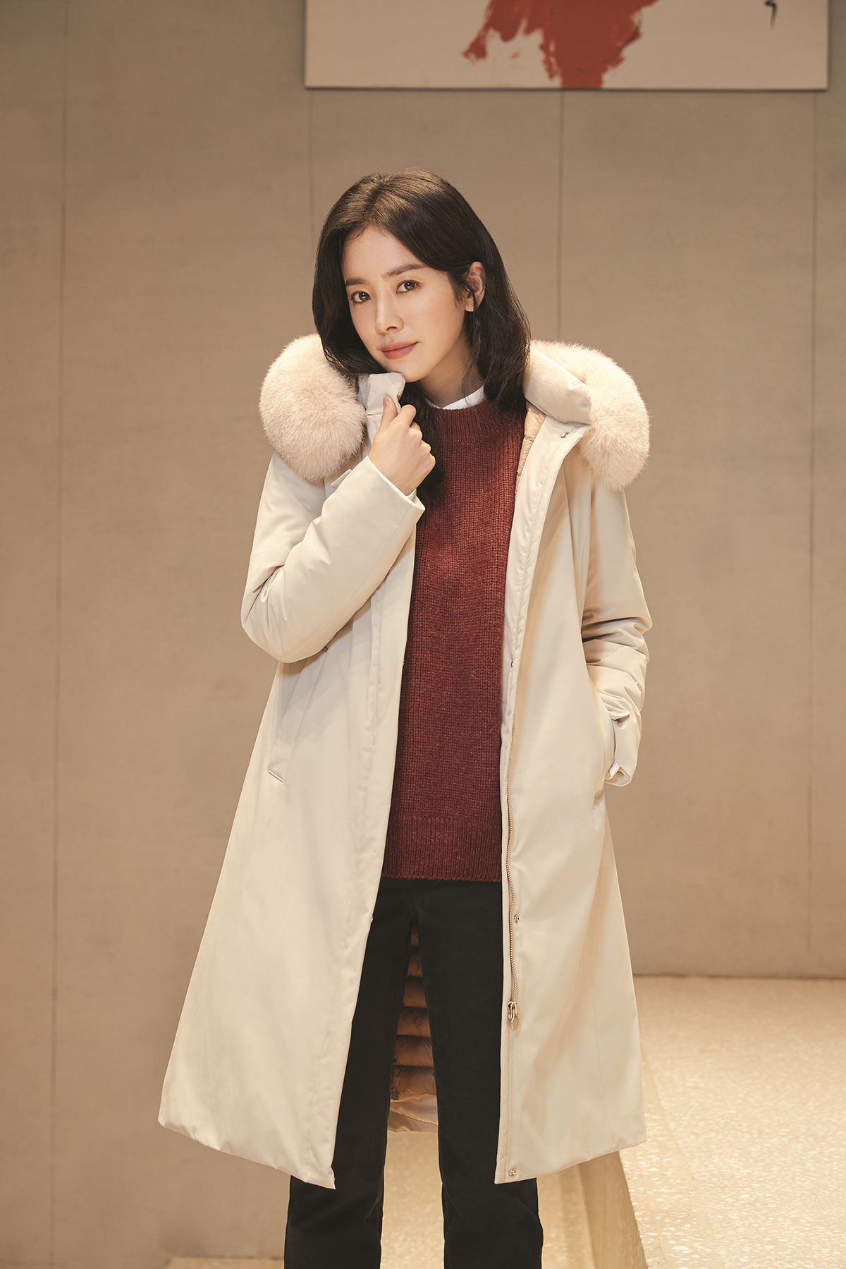 Han Ji-min pictorial, bright and warm atmosphere Beautiful looks Explosion A pictorial by Actor Han Ji-min has been released.Han Ji-min has released a winter picture with Olivia to back.This picture, which was held in a retro-equipped indoor studio and outdoor garden, shows a woman looking for happiness in the present based on the concept This is the moment (now, this moment).Han Ji-min, who was selected as a muse this year, showed a bright and warm charm in the winter picture. It is said that he led the high perfection of the picture with various atmosphere and pose from casual to classical mood.PhotoOlivia to back
