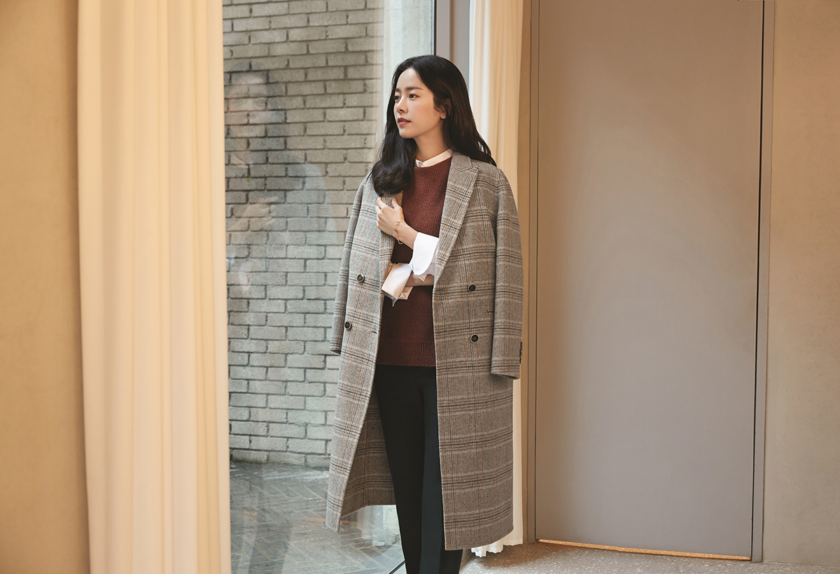 A pictorial by Actor Han Ji-min has been released.Han Ji-min has released a winter picture with Olivia to back.This picture, which was held in a retro-equipped indoor studio and outdoor garden, shows a woman looking for happiness in the present based on the concept This is the moment (now, this moment).Han Ji-min, who was selected as a muse this year, showed a bright and warm charm in the winter picture. It is said that he led the high perfection of the picture with various atmosphere and pose from casual to classical mood.PhotoOlivia to back