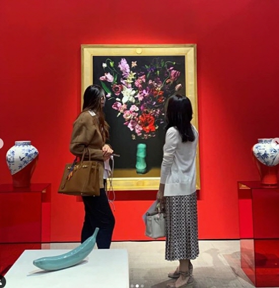 Actor Seo Hyo-rim has had a relaxed routine.Seo Hyo-rim said on social media on the 15th, I felt good because I felt like I had colored my heart for a long time with my sisters invitation.Corona Blue overcome How about healing for a while with this exhibition? In the photo, Seo Hyo-rim is watching the picture of the flower in the costume that gives a feeling of autumn.Seo Hyo-rim married Jeong Myung-ho, the son of actor Kim Soo-mi last year, and has a daughter.Photo: Seo Hyo-rim Instagram