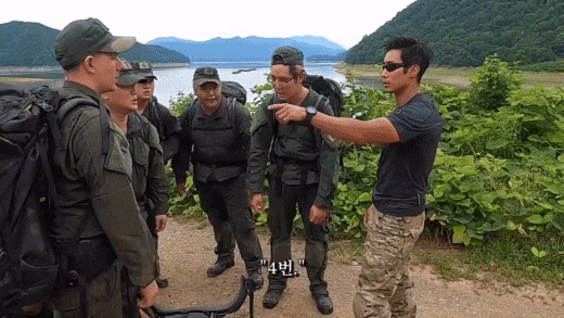 '가짜 사나이' 훈련 대장 이근 대위(맨 오른쪽)가 교육생들을 다그치고 있는 장면. 인성과 팀워크를 강조하던 그는 최근 '빚투' 논란을 빚었다. /유튜브