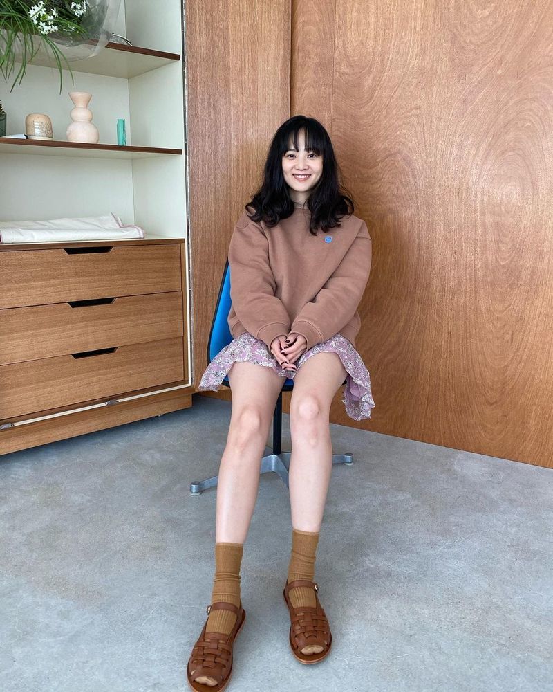 Actor Yoon Seung-ah has revealed his current status through SNS.Yoon Seung-ah posted several photos on his SNS on October 16.In the photo, Yoon Seung-ah showed off her lovely charm in a brown T-shirt and floral skirt.Yoon Seung-ah shyly built Smile and also showed off her cute charm.Yoon Seung-ah is actively communicating with fans through YouTube channel Sungry.Meanwhile, Yoon Seung-ah marriages Actor Kim Moo Yeol in 2015.jang hee-soo