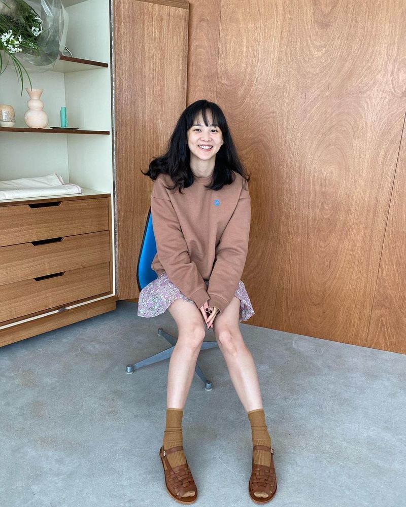 Actor Yoon Seung-ah has revealed his current status through SNS.Yoon Seung-ah posted several photos on his SNS on October 16.In the photo, Yoon Seung-ah showed off her lovely charm in a brown T-shirt and floral skirt.Yoon Seung-ah shyly built Smile and also showed off her cute charm.Yoon Seung-ah is actively communicating with fans through YouTube channel Sungry.Meanwhile, Yoon Seung-ah marriages Actor Kim Moo Yeol in 2015.jang hee-soo