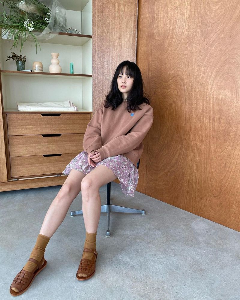 Actor Yoon Seung-ah has revealed his current status through SNS.Yoon Seung-ah posted several photos on his SNS on October 16.In the photo, Yoon Seung-ah showed off her lovely charm in a brown T-shirt and floral skirt.Yoon Seung-ah shyly built Smile and also showed off her cute charm.Yoon Seung-ah is actively communicating with fans through YouTube channel Sungry.Meanwhile, Yoon Seung-ah marriages Actor Kim Moo Yeol in 2015.jang hee-soo