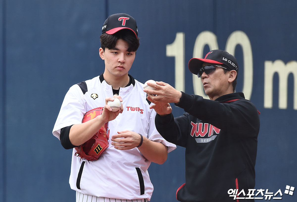 LG Pitcher Lee Min-ho is talking about Choi Il-won, Pitcher coach and Changeup grip before the Kia Tigers and LG Twins Kyonggi at the 2020 Shinhan Bank SOL KBO League held at Jamsil-dongBaseball park in Songpa-gu, Seoul on the afternoon of the 16th.Lee Min-ho, who graduated from Hwimungo this year and joined LG as the first nominee, showed off his pitching from the first starter Kyonggi and won his first victory in the debut with 5.1 innings.He has played 17 Kyonggi this season and is in charge of LG Mound with a 4-3 ERA of 3.87.Lee Min-ho presses batters with a fastball that crosses 150km and a high-speed slider combination of 140km early.In addition, the recent curve has increased the rate of the ball, and it is escaping from the monotonous ball combination and is targeting the opponent.