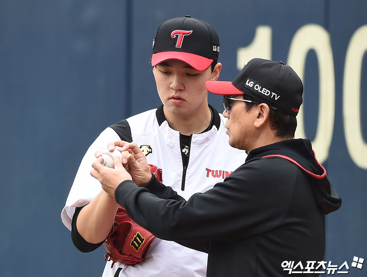 LG Pitcher Lee Min-ho is talking about Choi Il-won, Pitcher coach and Changeup grip before the Kia Tigers and LG Twins Kyonggi at the 2020 Shinhan Bank SOL KBO League held at Jamsil-dongBaseball park in Songpa-gu, Seoul on the afternoon of the 16th.Lee Min-ho, who graduated from Hwimungo this year and joined LG as the first nominee, showed off his pitching from the first starter Kyonggi and won his first victory in the debut with 5.1 innings.He has played 17 Kyonggi this season and is in charge of LG Mound with a 4-3 ERA of 3.87.Lee Min-ho presses batters with a fastball that crosses 150km and a high-speed slider combination of 140km early.In addition, the recent curve has increased the rate of the ball, and it is escaping from the monotonous ball combination and is targeting the opponent.