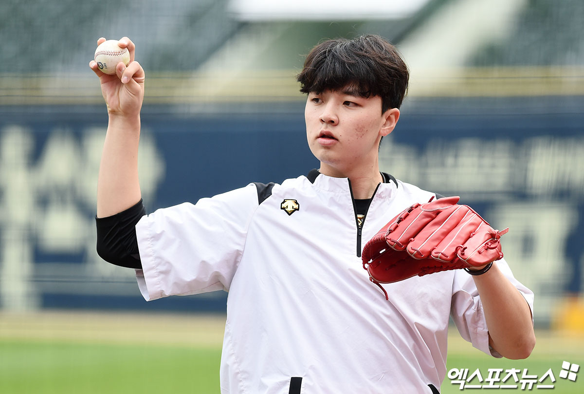 LG Pitcher Lee Min-ho is talking about Choi Il-won, Pitcher coach and Changeup grip before the Kia Tigers and LG Twins Kyonggi at the 2020 Shinhan Bank SOL KBO League held at Jamsil-dongBaseball park in Songpa-gu, Seoul on the afternoon of the 16th.Lee Min-ho, who graduated from Hwimungo this year and joined LG as the first nominee, showed off his pitching from the first starter Kyonggi and won his first victory in the debut with 5.1 innings.He has played 17 Kyonggi this season and is in charge of LG Mound with a 4-3 ERA of 3.87.Lee Min-ho presses batters with a fastball that crosses 150km and a high-speed slider combination of 140km early.In addition, the recent curve has increased the rate of the ball, and it is escaping from the monotonous ball combination and is targeting the opponent.