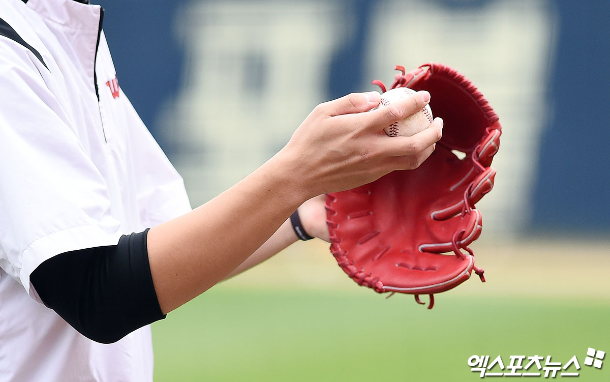 LG Pitcher Lee Min-ho is talking about Choi Il-won, Pitcher coach and Changeup grip before the Kia Tigers and LG Twins Kyonggi at the 2020 Shinhan Bank SOL KBO League held at Jamsil-dongBaseball park in Songpa-gu, Seoul on the afternoon of the 16th.Lee Min-ho, who graduated from Hwimungo this year and joined LG as the first nominee, showed off his pitching from the first starter Kyonggi and won his first victory in the debut with 5.1 innings.He has played 17 Kyonggi this season and is in charge of LG Mound with a 4-3 ERA of 3.87.Lee Min-ho presses batters with a fastball that crosses 150km and a high-speed slider combination of 140km early.In addition, the recent curve has increased the rate of the ball, and it is escaping from the monotonous ball combination and is targeting the opponent.