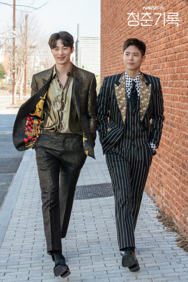 The audience rating is high every day! The growth Record of Youth who strive to achieve their dreams and love.The drama Record of Youth, which is a youthful figure with the hottest star Park Bo-gum and Park So-dam, and is attracting attention by realistically dealing with the entertainment industry story.Park Bo-gum, who left us for a while after ten days before enlistment, transformed into Sae Hye Jun through this drama.Hye-joon, who has grown into a rising star after the days of unknownness in the model, has a personality like a knife that is warm and clear when he has to draw a line.It is a realistic character with flexibility that is good and disliked, but does not want to do what you want to do.On the other hand, Hye-joons best friend, model and actor, Won Hae-hyo is a character who is not able to live with a gentle, gentle but strong desire to win.It is a personality that can not tolerate the gaze that it is benefiting from gold spoon, so it is predicted that Hae Hyo, who thought that he had made everything with his own efforts, could not imagine the trials.It is also a character who is expected to change and grow in the changed composition with Hye-joon, who is winning the championship.Unpredictable events, numerous relationships, love and friendship to keep. Park Bo-gum and Byeon Wooseok, who are moving toward tomorrow based on a fierce entertainment industry.I looked into the fashion in the drama of Hyeonjun and Haehyo, the good-looking child next to a good-looking child!Autumn man Codys Jung Suk! The handsome child next to the handsome child, Park Bo-gum and Byeon Wooseok in the drama Record of YouthI looked into the fashion in the drama of two actors who seemed to resemble each other.