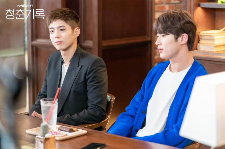 The audience rating is high every day! The growth Record of Youth who strive to achieve their dreams and love.The drama Record of Youth, which is a youthful figure with the hottest star Park Bo-gum and Park So-dam, and is attracting attention by realistically dealing with the entertainment industry story.Park Bo-gum, who left us for a while after ten days before enlistment, transformed into Sae Hye Jun through this drama.Hye-joon, who has grown into a rising star after the days of unknownness in the model, has a personality like a knife that is warm and clear when he has to draw a line.It is a realistic character with flexibility that is good and disliked, but does not want to do what you want to do.On the other hand, Hye-joons best friend, model and actor, Won Hae-hyo is a character who is not able to live with a gentle, gentle but strong desire to win.It is a personality that can not tolerate the gaze that it is benefiting from gold spoon, so it is predicted that Hae Hyo, who thought that he had made everything with his own efforts, could not imagine the trials.It is also a character who is expected to change and grow in the changed composition with Hye-joon, who is winning the championship.Unpredictable events, numerous relationships, love and friendship to keep. Park Bo-gum and Byeon Wooseok, who are moving toward tomorrow based on a fierce entertainment industry.I looked into the fashion in the drama of Hyeonjun and Haehyo, the good-looking child next to a good-looking child!Autumn man Codys Jung Suk! The handsome child next to the handsome child, Park Bo-gum and Byeon Wooseok in the drama Record of YouthI looked into the fashion in the drama of two actors who seemed to resemble each other.