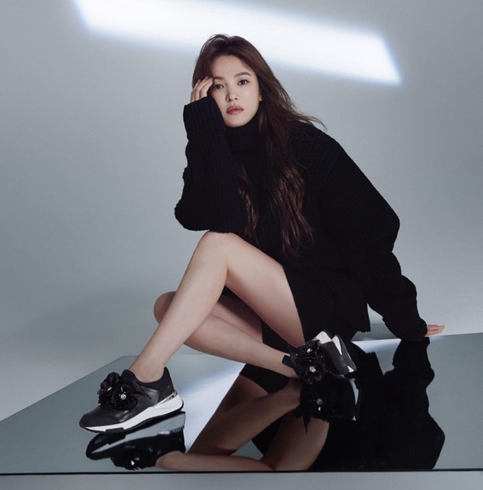 Song Hye-kyo, Sox Boots in knit dress...Strengthy Leg-beauty Eye-catching Actor Song Hye-kyo presented a stylish autumn fashion picture.Song Hye-kyo posted a recent photo on his instagram on the 16th.Inside the picture is a picture of Song Hye-kyo wearing a black knit dress and a Sax Ankle Boots of the same color.Song Hye-kyo caught the eye with a solid, straight-legged leg line; in another cut, she sported a sleek leg-beauty in sneakers.Song Hye-kyo, in particular, has impressed fans with her beauty while she is 40 years old this year.Meanwhile, Song Hye-kyo appeared in TVN drama Boyfriend last year; he is currently reviewing his next film.
