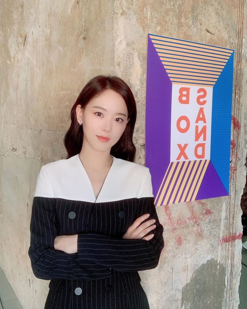 Actor Kang Han-Na encouraged TVNs new Saturday Drama StartUp viewing.Kang Han-Na posted a picture on his instagram on October 17 with an article entitled StartUp First broadcast song at 9 pm tonight.The picture shows Kang Han-Na with arms folded; Kang Han-Na smiles at the camera; Kang Han-Nas innocent beauty catches the eye.