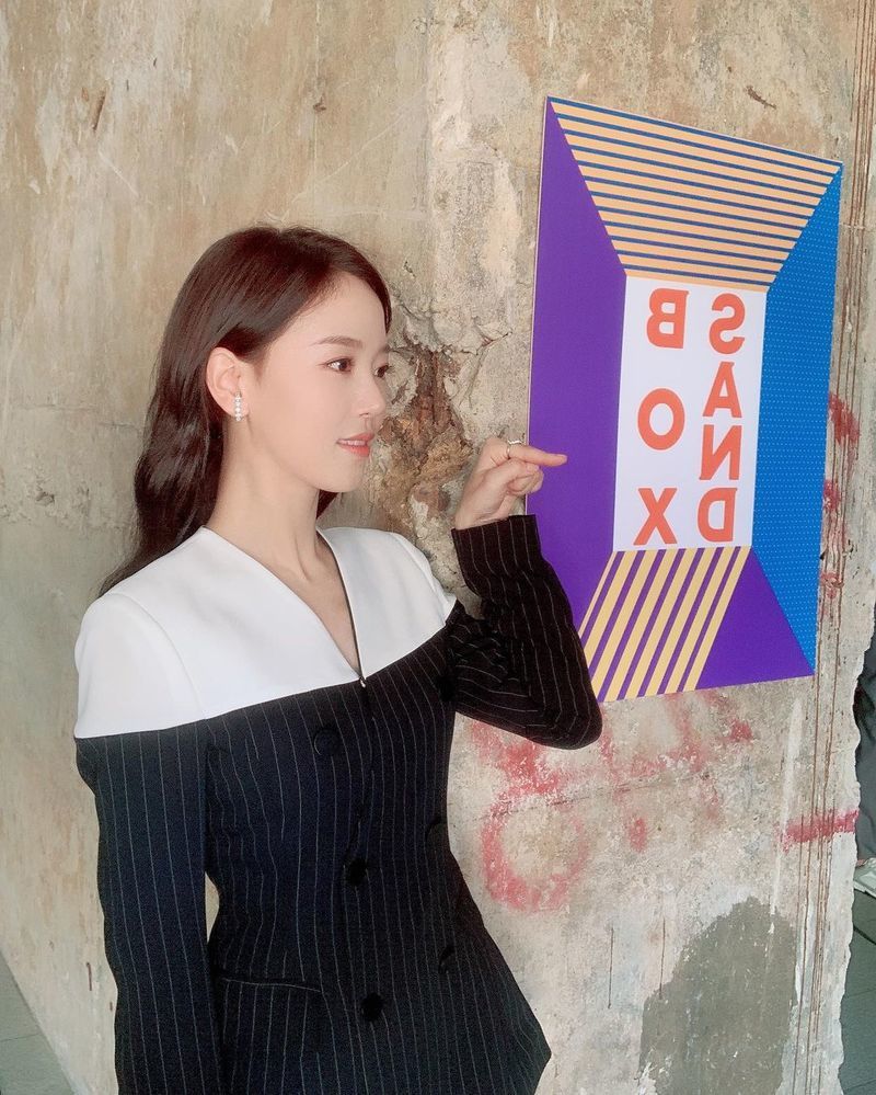 Actor Kang Han-Na encouraged TVNs new Saturday Drama StartUp viewing.Kang Han-Na posted a picture on his instagram on October 17 with an article entitled StartUp First broadcast song at 9 pm tonight.The picture shows Kang Han-Na with arms folded; Kang Han-Na smiles at the camera; Kang Han-Nas innocent beauty catches the eye.