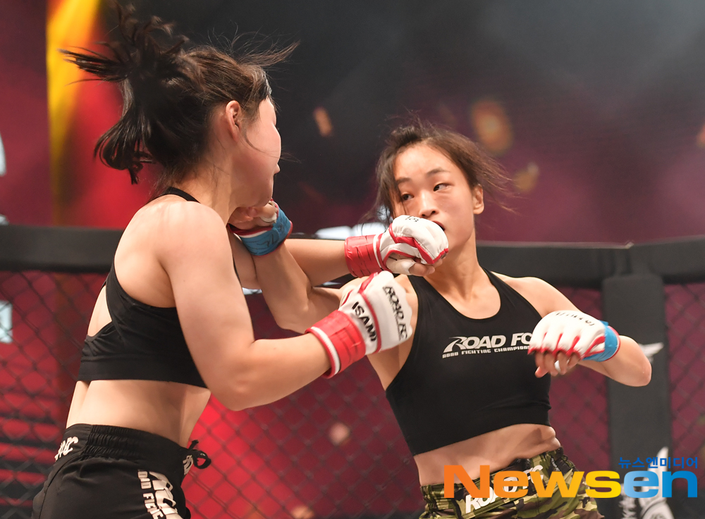 The ROAD FC ARC 003 competition was held at the Lotte World Hot Six Africa Colosseum in Jamsil, Songpa-gu, Seoul on October 17On the day, women -52kg Strawweight Shin Yoo-jin 51.9kg vs Kim Yoo-jung 52.3kg Kyonggi, Kim Yoo-jung is attacking in the first round.▲ 8th game -97kg contract weight Kim Eun-soo 97.3kg (Pass) VS Oilology 94.9kg▲ 7th game unlimited class Bae Dong-hyun 113kg VS Ryu Ki-hoon 134.4kg]▲ 6th game -72kg contract weight Park Chan-soo 72.4kg VS Park Si-won 72.3kg▲ 5th game -69kg contract weight 67.1kg for Yangji VS Hanmin type 68.9kg▲ 4th game -65.5kg featherweight Ji Young-min 65.4kg VS Go Dong-hyuk 62.5kg▲ 3rd game -52kg Straw class Shin Yu-jin 51.9kg vs Kim Yoo-jung 52.3kg▲ 2nd game -90kg contract weight 89.8kg VS Jung Seung-ho 89.1kg▲ 1st game -61.5kg bantamweight Kim Yoo-jung 61.8kg vs Min Shin-hee 61.7kgMeanwhile, all competitions hosted by ROAD FC are only available to gymnasiums and athletes registered with WFSO (World Martial Arts Association, Chairman Jeong Moon-hong).expressiveness