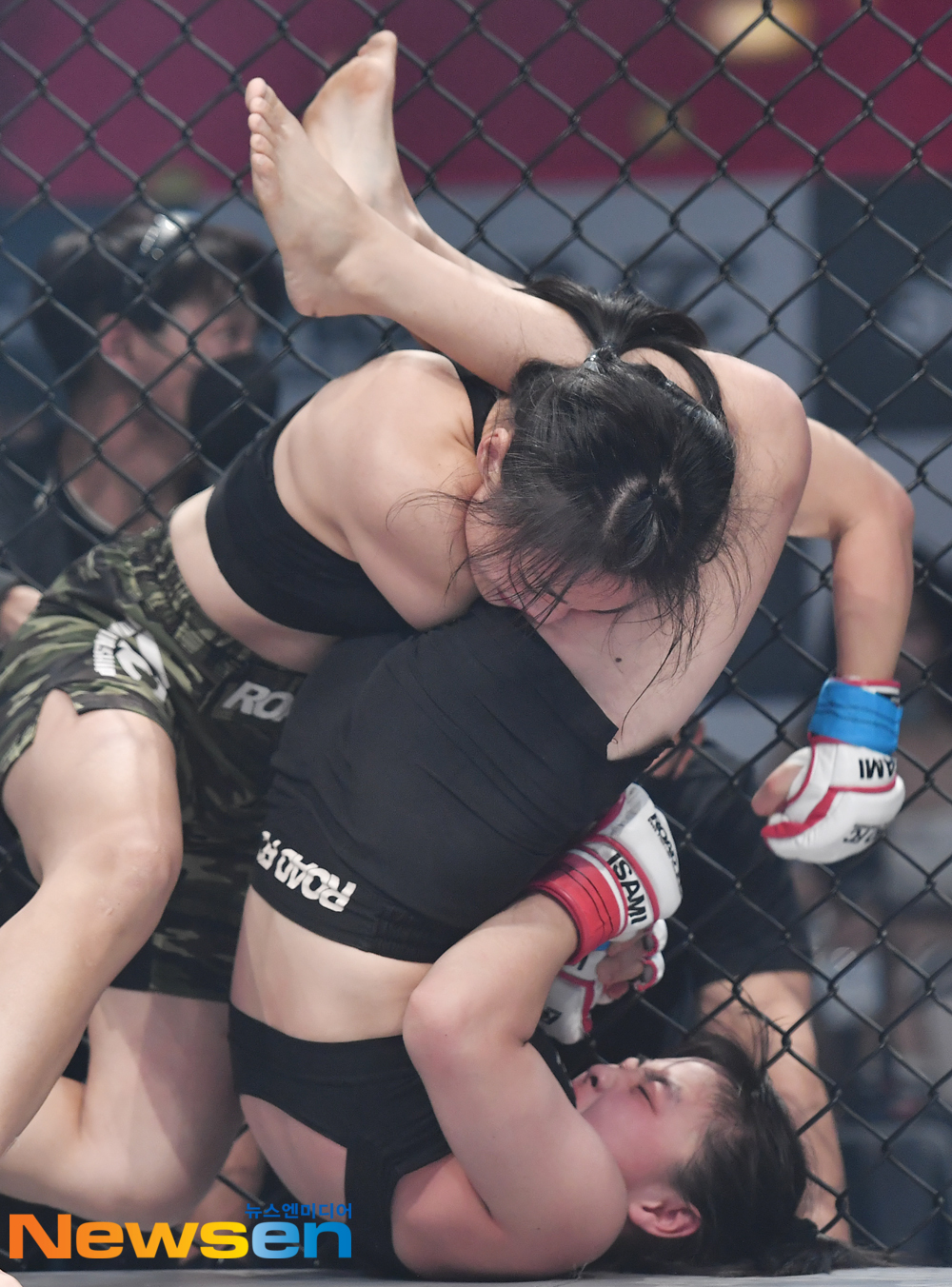 The ROAD FC ARC 003 competition was held at the Lotte World Hot Six Africa Colosseum in Jamsil, Songpa-gu, Seoul on October 17On the day, women -52kg Strawweight Shin Yoo-jin 51.9kg vs Kim Yoo-jung 52.3kg Kyonggi, Kim Yoo-jung is attacking in the first round.▲ 8th game -97kg contract weight Kim Eun-soo 97.3kg (Pass) VS Oilology 94.9kg▲ 7th game unlimited class Bae Dong-hyun 113kg VS Ryu Ki-hoon 134.4kg]▲ 6th game -72kg contract weight Park Chan-soo 72.4kg VS Park Si-won 72.3kg▲ 5th game -69kg contract weight 67.1kg for Yangji VS Hanmin type 68.9kg▲ 4th game -65.5kg featherweight Ji Young-min 65.4kg VS Go Dong-hyuk 62.5kg▲ 3rd game -52kg Straw class Shin Yu-jin 51.9kg vs Kim Yoo-jung 52.3kg▲ 2nd game -90kg contract weight 89.8kg VS Jung Seung-ho 89.1kg▲ 1st game -61.5kg bantamweight Kim Yoo-jung 61.8kg vs Min Shin-hee 61.7kgMeanwhile, all competitions hosted by ROAD FC are only available to gymnasiums and athletes registered with WFSO (World Martial Arts Association, Chairman Jeong Moon-hong).expressiveness