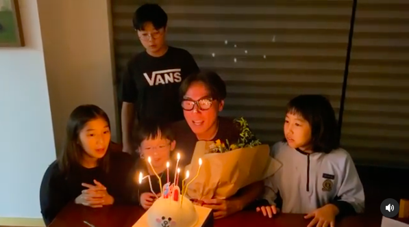 Singer Yoon Jong Shin came down from Jirisan and celebrated his 52nd birthday with his wife, Jeon Mi-ra and three children.On the 17th, Jeon Mi-ra told his SNS, I have been collecting pocket money for my Father who came up today, but Lime bought a Cake at the time of the school break, and went to the flower shop in front of the house to buy flowers and prepared for my father.It was really big. Lao said he didnt buy anything.I am not the fourth nephew of Ahn Tae-oh on October 15th birthday of my fathers birthday Yoon Jong-shin, he added.In the video released together, Yoon Jong Shin is turning off his birthday Cake with the celebration of his three children and his nephew.He also released a picture of all the family members of the United States, saying, My brother did not know that he bought flowers and went to the flower shop and tried to buy flowers.My brother bought flowers and asked me if I was buying them again, so I thought he bought them, so I just bought Cakes, and its nice to have a flower shop next door.MeanwhileYoon Jong Shin and Jeon Mi-ra married in 2006 and held their first son, Raik, in 2007. Then, they gave birth to their second daughter, Lime, in 2009, and their third daughter, Rao, in 2010.jeonmira SNS