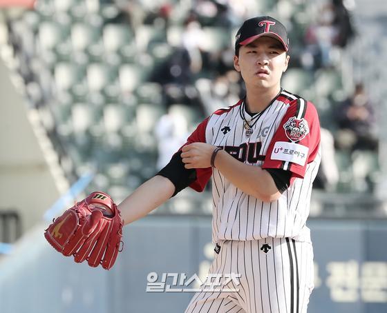 The 2020 professional baseball KBO League LG Twins and KIA Tigers played at Seoul Jamsil-dongBaseball Park on the afternoon of the 18th.Lee Min-ho, who allowed a two-run timely hit to Choi Won Jun in the fourth inning, is regretting it.Two runs Lee Min-ho, full of regrets