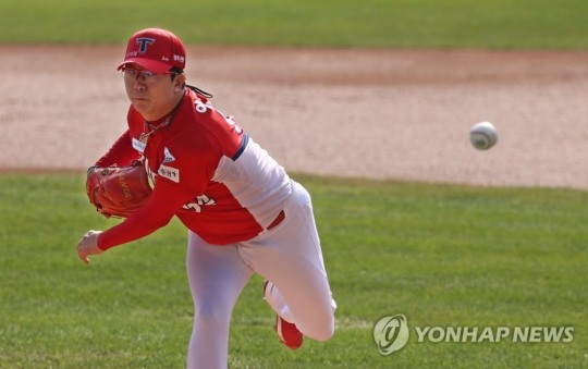 KIA continued its hopes of the fifth round based on Ace Yang Hyeon-jongs perfect pitch.Yang Hyeon-jong added one win on the day, and with 147 wins in pro career, he went beyond Sun Dong-yeol (formerly Hae-tae) to fourth place in the championship alone, and continued his four-game winning streak against LG.In particular, Yang Hyeon-jong showed Aces dignity to Lee Min-ho, who will lead the KBO league in the future.LG starter Lee Min-ho, who always has difficulty getting past the beginning, blocked the game with no runs until the third inning, but lost for the fourth time (4 wins) after losing for the seventh game since winning the NC game on August 16th, allowing two runs in the fourth inning as he was shaken by an infield error.He struck out four hits and three strikeouts in 613 innings, but five walks caught his ankle,KIA secured a victory in the fourth inning with a 2-run homer in the first inning with a 2-run homer in the second inning with two walks tied to LGs second baseman error after one out of the fourth inning.LG has won three straight.[ KIA Tigers 4-0 LG Tts (Jamsil) KIA (5 wins and 10 losses) 0000 200 - 4 000 0 LG △ Victor = Yang Hyeon-jong (11 wins and 8 losses) △ Defeat Pitcher = Lee Min-ho (4 wins and 4 losses)[Statification