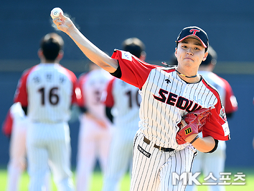 Lee Min-ho back-to-back for Seungri On the afternoon of the 18th, the 2020 professional baseball KBO League KIA Tigers and LG Twins played at the Seoul Jamsil-dong baseball field.LG starter Lee Min-ho is pitching.