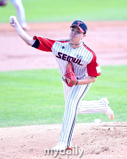 LG rookie Lee Min-ho (19) has started a confrontation with KIA Ace Yang Hyun-jong (32).Lee Min-ho made the debut with Cole Hamels in the 15th game of the season against the 2020 Shinhan Bank SOL KBO League KIA at Jamsil-dong Stadium on the 18th, and he made 613 innings, 4 hits, 5 walks and 4 runs (2 earned).In fact, Lee Min-ho might have been a scoreless run if it wasnt for heavy pitching and walks.Lee Min-ho, who scored without a run in the third inning, sent out Kim Tae-jin on the walk after one out in the fourth inning.Kim Min Siks third base grounder led to a second basemans error, and Lee Min-ho, who sent out another runner, failed to prevent the runners struggle by making a heavy pitch and gave Park a walk to the baseman.Eventually Lee Min-ho allowed a 0-2 lead after a two-run heavy hit to Choi Won Jun.Lee Min-ho, who made the innings of the third inning with eight balls leading to Preston Tucker, Choi Hyoung-woo and Na Ji-wan in the fifth inning, threw only five balls in the sixth inning, Kim Min Sik and Yoo Min-sang.However, Lee Min-ho allowed a walk to Kim Sun-bin after a left-handed hit on Choi Won Jun after one out in the seventh inning, and LG eventually chose to replace Choi Sung-hoon.Two runners sent out by Lee Min-ho scored both because of Choi Hyoung-woos push-out walk and Na Ji-wans left field sacrifice fly.LG is being dragged to 0-4 as of the end of the seventh.