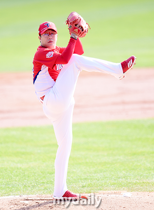 KIA continued its hopes of the fifth round: a victory for KIA, with the perfect pitch of Pitcher Yang Hyeon-jong.The Kia Tigers won 4-0 in the 15th game of the season against the 2020 Shinhan Bank SOL KBO League LG Twins at Jamsil Stadium on the 18th.On the day, KIA promoted Yang Hyeon-jong and LG promoted Lee Min-ho as starters.KIA is Choi Won Jun (middle fielder) - Kim Sun-bin (second baseman) - Preston Tucker (right fielder) - Choi Hyoung-woo (designated hitter) - Na Ji-wan (left fielder) - Kim Tae-jin (third baseman) - Kim Min Sik (capture) - Yoo Min-sang (first baseman) - Chan Ho Park (first baseman) LG has put out the batting order leading to Hong Chang-ki (middle fielder), Oh Ji-hwan (shortstop), Lee Hyung-jong (left fielder), Kim Hyun-soo (recognized hitter), Chae Eun-sung (right fielder), Kim Min-sung (third baseman), Yang Seok-hwan (first baseman), Yu Kang-nam (captain) and Jung Joo-hyun (second baseman).KIA scored a chance to score in the fourth inning after Kim Tae-jins walk after one out in the fourth inning, and Kim Min Siks third baseman missed a second basemans ball.With Lee Min-hos heavy pitching, KIA, who had a two-run run with Chan Ho Parks walk-out, took the lead first with Choi Won Juns two-run heavy hit.KIA added two points in the offensive in the seventh inning; Choi Won Jun hit left-handed Hit after one out and Kim Sun-bin picked up a walk.LG changed Pitcher from Lee Min-ho to Choi Sung-hoon, but the situation did not improve.KIA, who picked up a walk and got a one-out chance, added one point with a push-out walk from Choi Hyoung-woo and took a 4-0 lead with Na Ji-wans left field sacrifice fly.Eventually, KIA was able to easily catch the game with Yang Hyeon-Jongs pitching; Yang Hyeon-Jong won his 11th win of the season with eight innings and four hits without a run.In addition, he marked his 147th career victory, surpassing the 146th victory of former coach Sun Dong-yeol. KIA put Park Jun-pyo in the ninth inning to shut down Yang Hyeon-jong.KIA lost two straight games, winning 69 and losing 65; LG failed to move further from its third straight win, leaving 77 wins, 59 losses and three draws.
